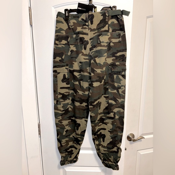 NWT- Beautiful Camo Cargo Pants 🥑 - Picture 4 of 5